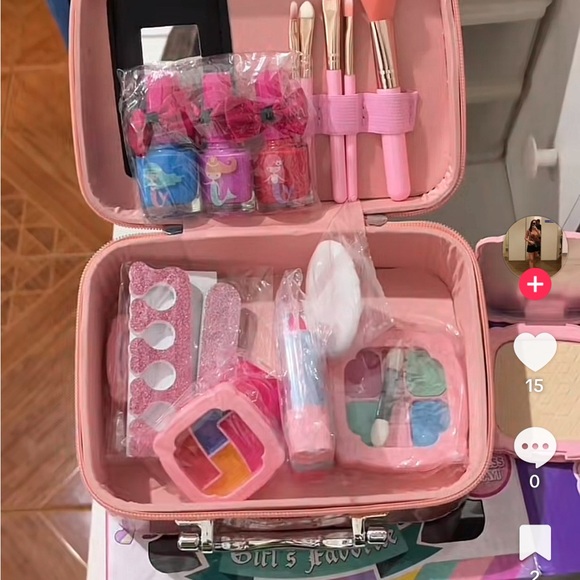 NIB Fun Makeup Kit with Brushes and Accessories - Picture 2 of 6